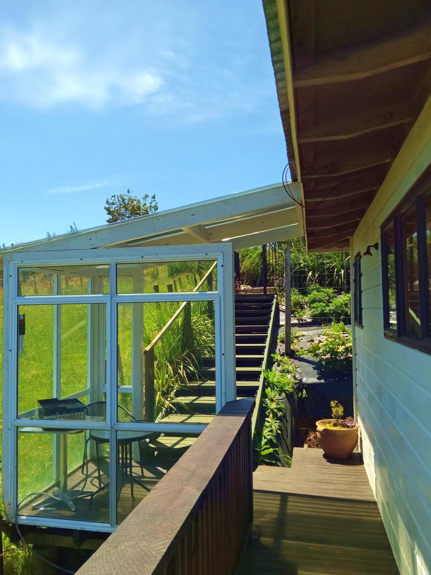 Villa Raglan's Tranquil Garden Retreat - Moa Stone Raglan